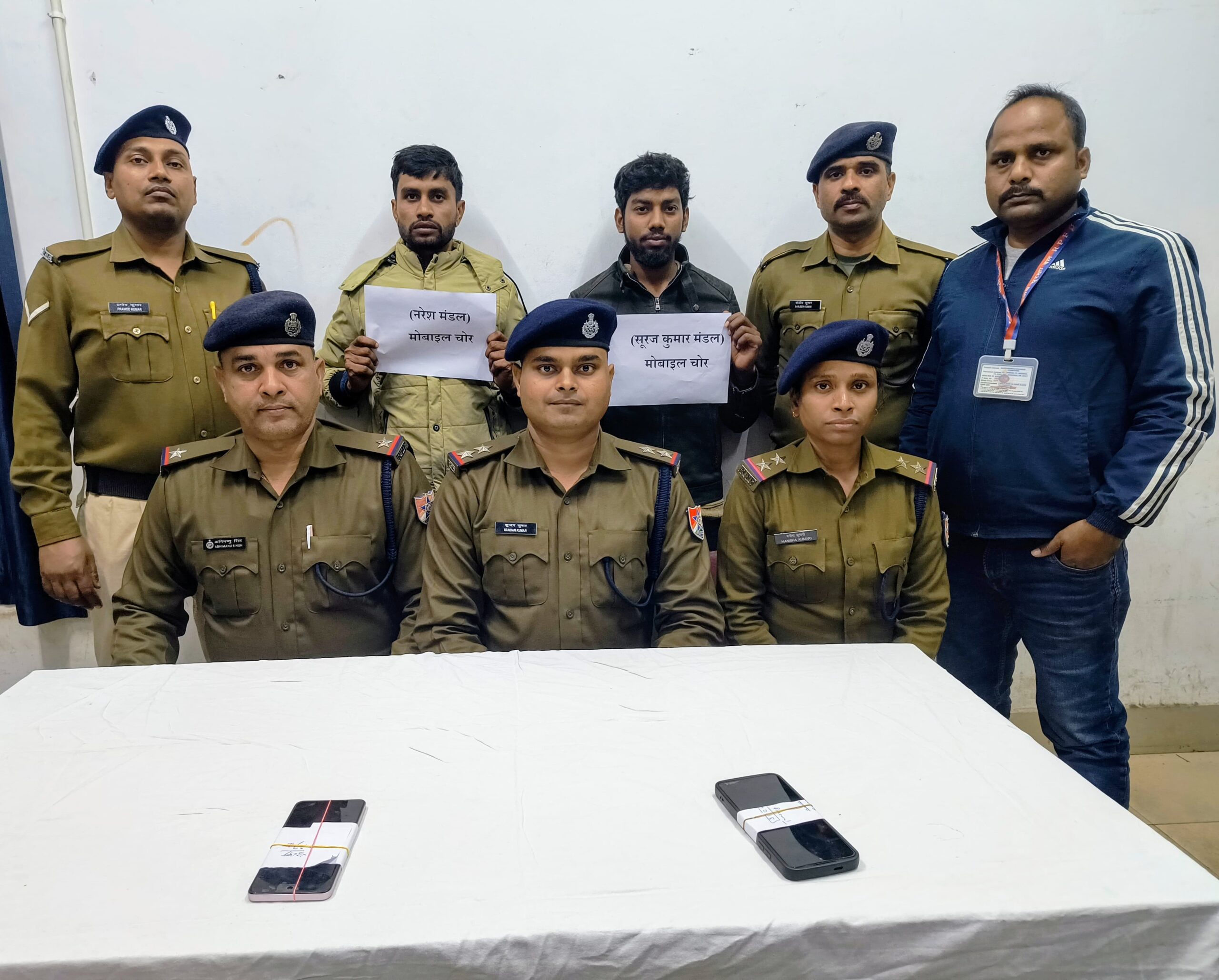 ऑपरेशन यात्री सुरक्षा के तहत धनबाद रेलवे स्टेशन पर दो मोबाइल चोर गिरफ्तार, दो स्मार्टफोन बरामद