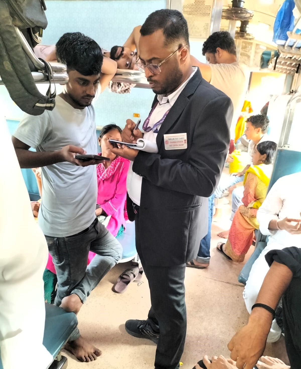 धनबाद मंडल में चलाया गया मेगा टिकट चेकिंग अभियान